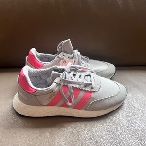 💋Adidas White and Pink Sneakers size 7.5